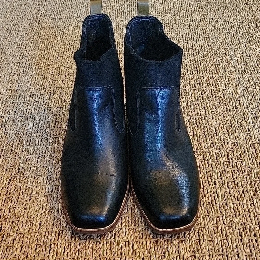 CROWN VINTAGE black leather ankle boots.  2